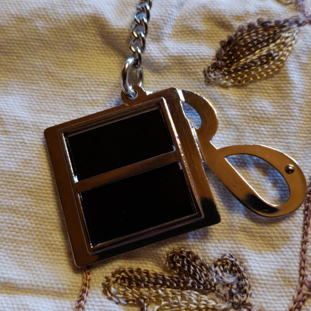 Silver "J" keychain - Picture 3 of 3